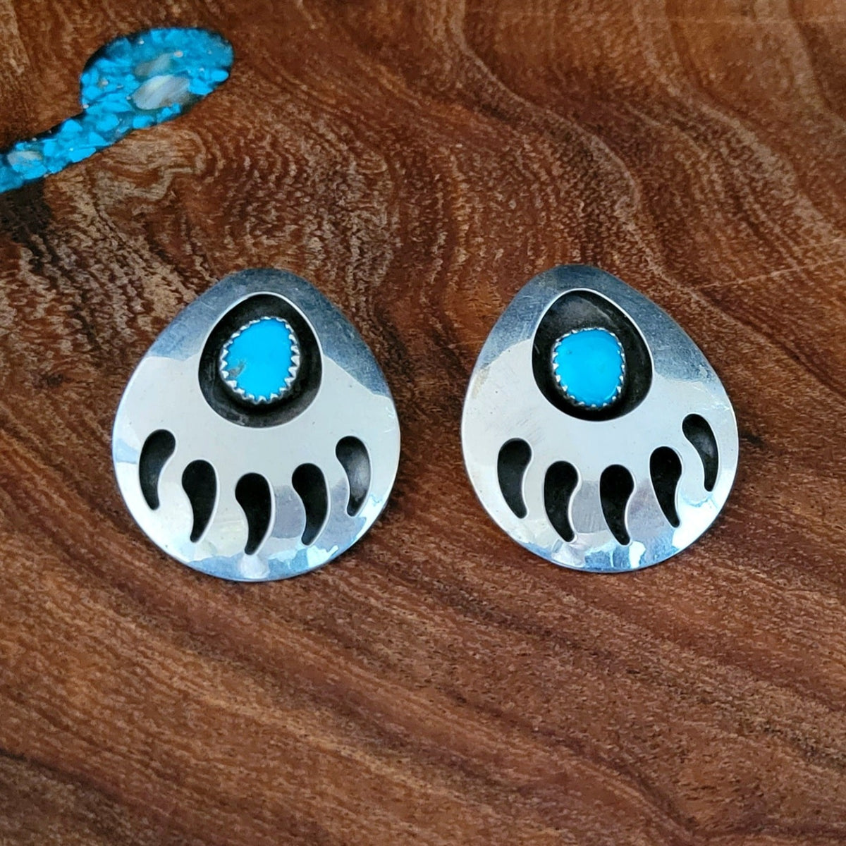 Silver Bear Paw Earrings & Bracelet, Clip On selling Earrings, Turquoise and Silver, Vintage Native American Jewelry, Shadow Box Bear Claw Cutout