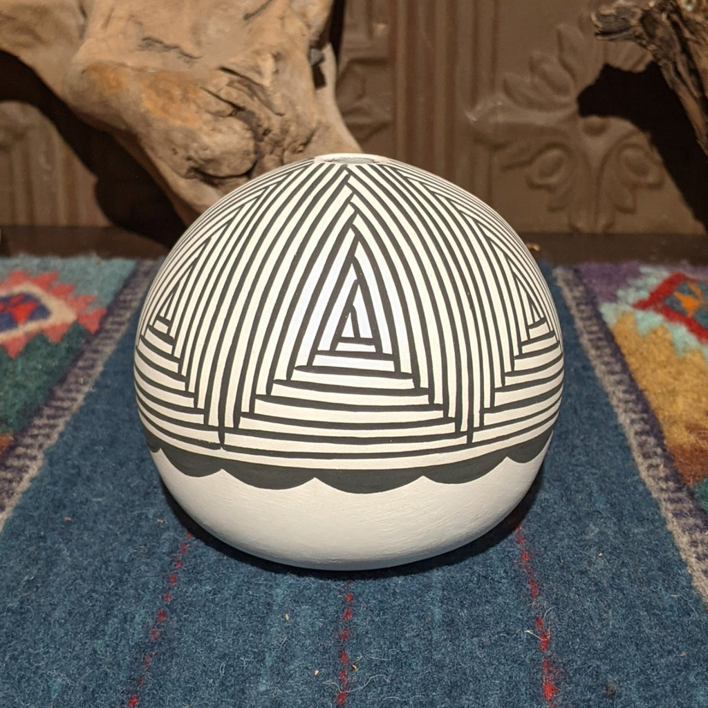 Acoma Seed Pot SWT-POT-0010