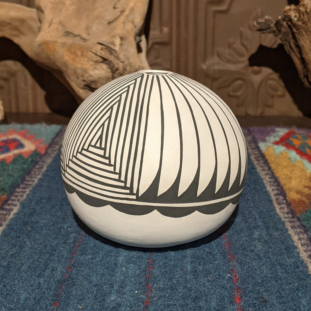 Acoma Seed Pot SWT-POT-0010