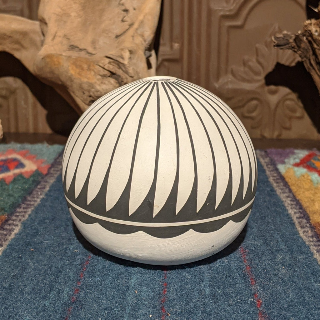 Acoma Seed Pot SWT-POT-0010