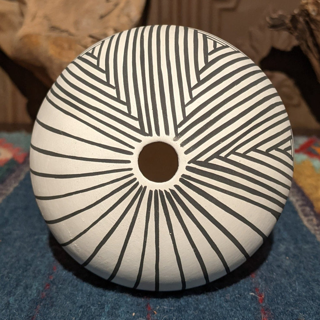 Acoma Seed Pot SWT-POT-0010