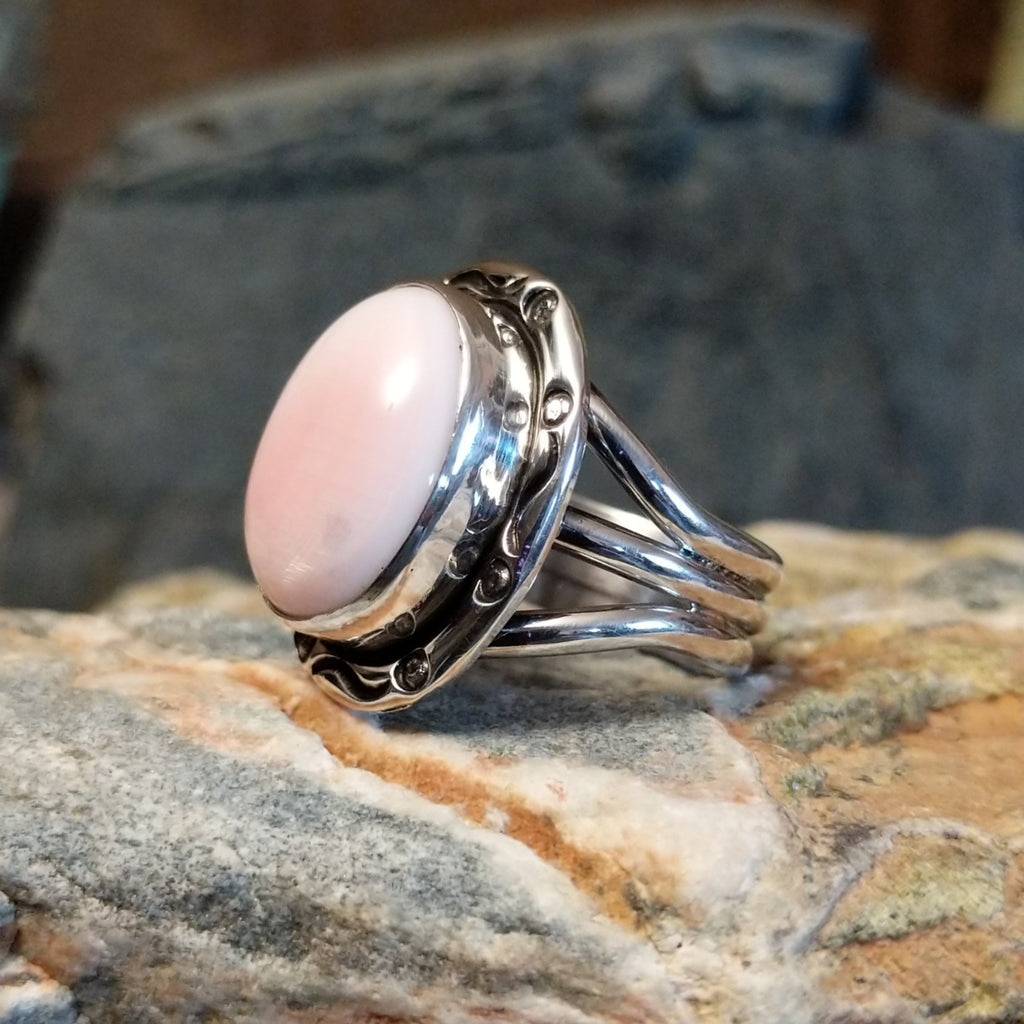 Oval Pink Conch Shell Ring by Terry Wood GJ-RNG-0079